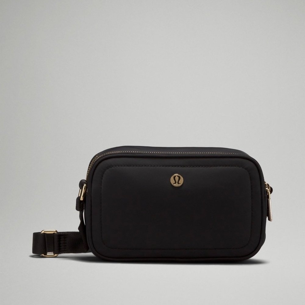 Lululemon crossbody camera bag 2L- gently used